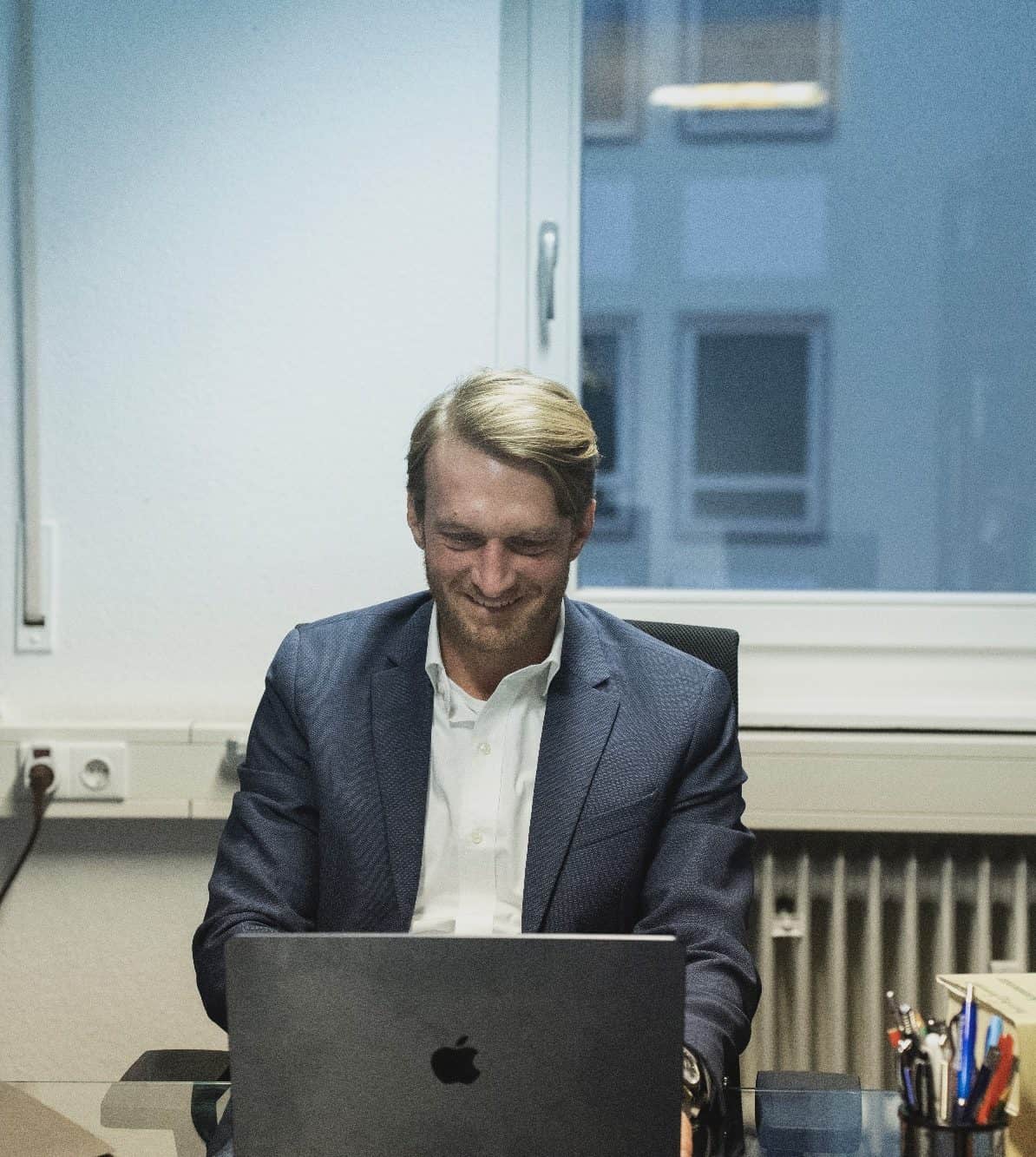 Anwalt Steininger vor Laptop