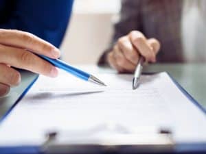 Arbeitsvertrag prüfen lassen